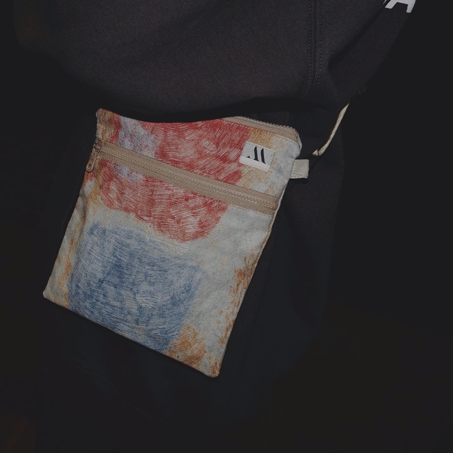 雙拉鍊斜背小包・日式渲染