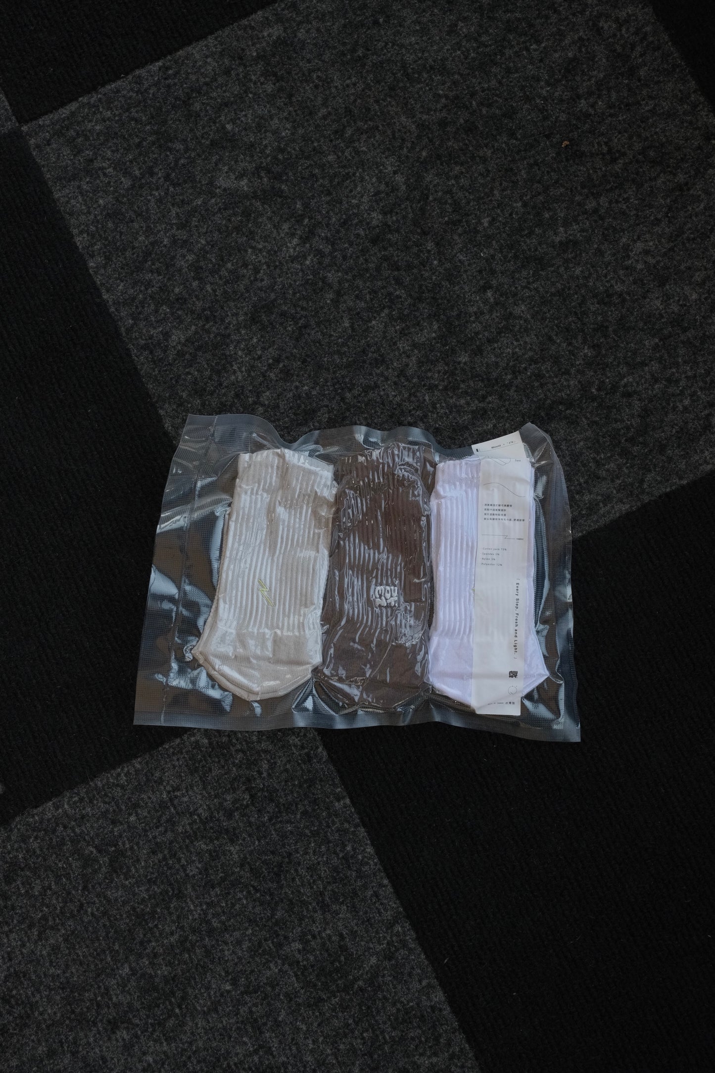 Mount x Hzoo DueNorth 聯名襪子組