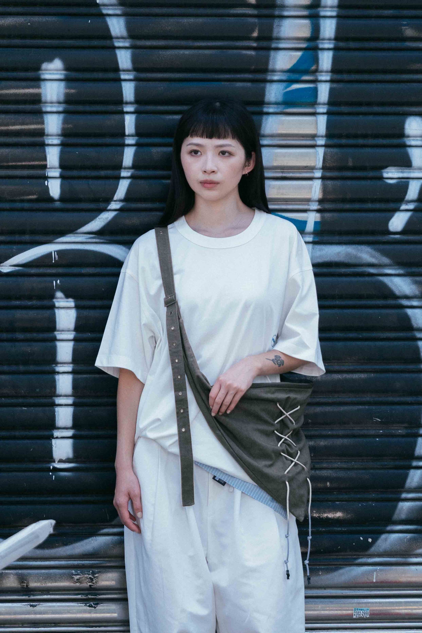 繫帶三角肩背包