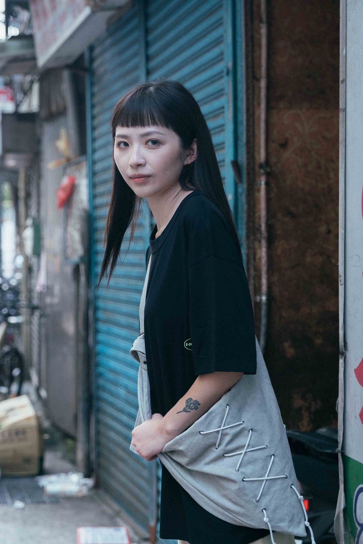 繫帶三角肩背包